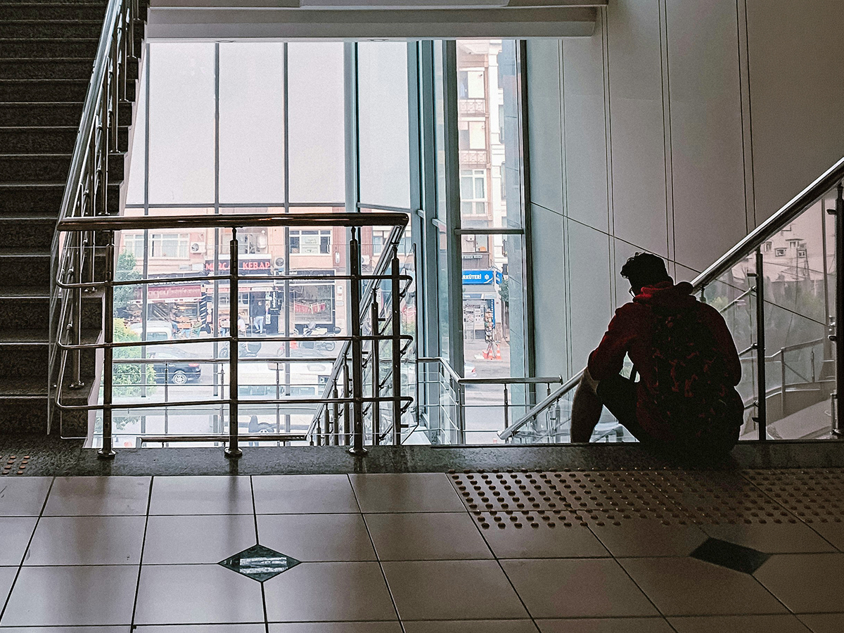 Person allein auf Treppe